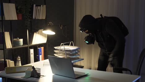 Einbrecher-Begeht-Mit-Taschenlampe-Raubüberfall-Im-Büro.